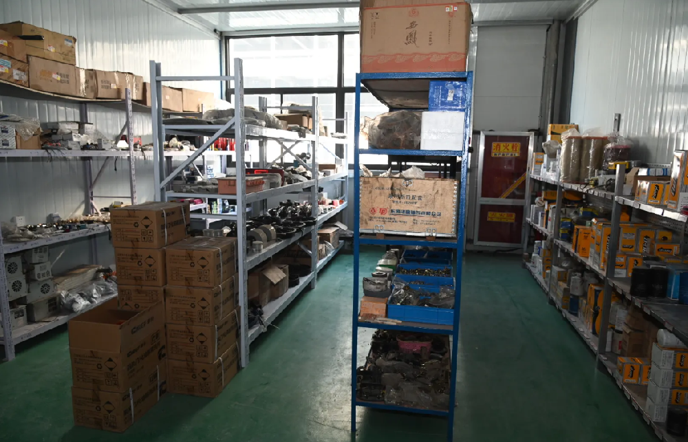 联鑫设备科技仓库一角